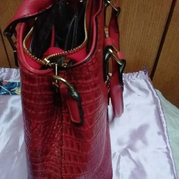 Lirenniao Red Croc-Embossed Satchel With Matching Wristlet - Picture 7 of 9